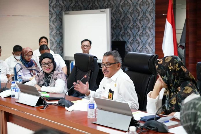Setdako Batam Jefridin (tengah, kemeja putih), saat memimpin Rapat Koordinasi Kota Sehat Kota Batam Tahun 2022 bersama Tim pembina Kota Sehat dan Forum Kota sehat, Dinas Kesehatan Kota Batam, di Kantor Walikota Batam, Rabu (4/1/2023).  Saat ini , mewakili Walikota Batm, Pemko Batam  mendorong agar Batam menjadi Kota Sehat. Hal itu dinilai penting untuk kenyamanan masyarakat. ( foto : muhammad amin - batamtv.com)