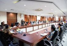 read news- Dukung Efisiensi, Rapat Kerja Pemko Batam Sederhanakan Birokrasi Sekretaris Daerah (Sekda) Kota Batam, Jefridin Hamid,(meja sebelah kiri) memimpin Rapat Implementasi Peraturan Menteri Pendayagunaan Aparatur Negara dan RB Nomor 7 Tahun 2022 di lingkungan Pemerintah Kota Batam, Kamis (19/1). Dalam rapat tersebut diikuti oleh seluruh Organisasi Perangkat Daerah Pemko Batam. ( foto : muhammad amin - batamtv.com)