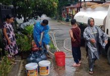 read news – Tangki Air Bersih Suplay Air ke Batam Kota Mendapatkan keluhan dari warga Batam Kota , akhirnya hari Senin (23/1/2023) air sudah mulai ke rumah-rumah warga. Dia pun mengingatkan kepada warga untuk bijak dalam penggunaan air. Kalu bisa beli sebuah tempat yang bisa menampung dalam jumlah besar. Jika sewaktu-waktu air mati lagi, air yang disimpan itu bisa dipergunakan untuk kebutuhan. (foto : abyaqsa ramadan- batamtv.com)