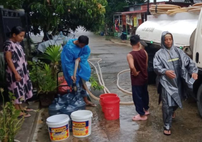 Mendapatkan keluhan dari warga Batam Kota , akhirnya  hari  Senin (23/1/2023) air sudah mulai ke rumah-rumah warga. Dia pun mengingatkan kepada warga untuk bijak dalam penggunaan air.  Kalu bisa beli sebuah tempat yang bisa menampung dalam jumlah besar. Jika sewaktu-waktu air mati lagi, air yang disimpan itu bisa dipergunakan untuk kebutuhan. (foto : abyaqsa ramadan- batamtv.com)