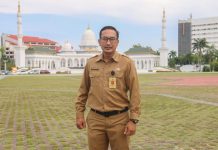 read news – Diskominfo Kota Batam Mantabkan Terus Pelayanan Publik Kepala Dinas Kominfo Batam, Azril Apriansyah, mengatakan untuk meningkatkan pelayanan ke publik, pihaknya juga melakukan peningkatan system yang dikelola Diskominfo. Hal ini untuk meningkatkan pelayanan ke publik. Dengan adanya peningkatan system ini, beberapa aplikasi sedang disesuaikan. ( foto : abyaqsa ramadan - batamtv.com)