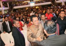 read news – Kemeriahan Perayaan Natal Oikoumene Kepri 2022 dan Tahun Baru 2023 Gubernur Kepulauan Riau Ansar Ahmad (batik cokelat) saat menghadiri Perayaan Natal Oikoumene Kepri 2022 dan Tahun Baru 2023 di Pacific Hotel, Batam, Sabtu (7/1/2023) malam. Ansar mengatakan menjadi satu kebahagiaan dan kebanggaan dan bersyukur hampir tidak pernah terjadi konflik.( foto : muhammad amin - batamtv.com)