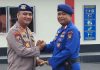 read news – Boy Herlambang Hadiahi Anggotanya yang Menang Lomba Inovasi Pemenang Program Inovasi Presisi Dit Polairud Polda Kepri "SAMPAN LAYAR" SAmbang Masyarakat PulAu NeLAYan dan pelajAR ini diraih Komandan Kapal KP XXXI 2001 Bripka Afriyanto (kanan). Bripka Afriyanto mendapatkan hadiah apresiasi dari Dir Polairud Polda Kepri Kombes Pol Boy Herlambang, Rabu ( 18/1/2023). ( foto : muhammad amin - batamtv.com)