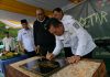 read news – Penambahan Fasilitas Gedung SMAN 25, 1100 Siswa Belajar Dua Shift Gubernur Provinsi Kepri Ansar Ahmad menandatangani prasasti untuk meresmikan beberapa fasilitas gedung pendukung baru yang dibangun dengan anggaran Dinas Pendidikan Provinsi Kepri tahun 2022 lalu. Dalam lawatannya ke SMAN 25 Tanjung Buntung Bengkong Kota Batam, Rabu (25/01) Ansar meresmikan fasilitas gedung Ruang Tata Usaha, Ruang UKS, Lab. Fisika, Lab. Biologi, Lab. Kimia, Toilet, Perpustakaan, dan Lab. Komputer. ( foto : muhammad amin - batamtv.com)