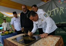 read news – Penambahan Fasilitas Gedung SMAN 25, 1100 Siswa Belajar Dua Shift Gubernur Provinsi Kepri Ansar Ahmad menandatangani prasasti untuk meresmikan beberapa fasilitas gedung pendukung baru yang dibangun dengan anggaran Dinas Pendidikan Provinsi Kepri tahun 2022 lalu. Dalam lawatannya ke SMAN 25 Tanjung Buntung Bengkong Kota Batam, Rabu (25/01) Ansar meresmikan fasilitas gedung Ruang Tata Usaha, Ruang UKS, Lab. Fisika, Lab. Biologi, Lab. Kimia, Toilet, Perpustakaan, dan Lab. Komputer. ( foto : muhammad amin - batamtv.com)