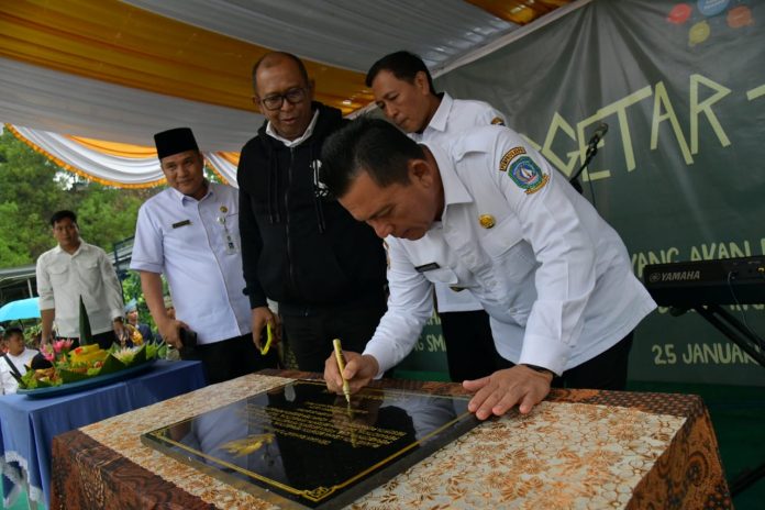 Gubernur Provinsi Kepri Ansar Ahmad menandatangani prasasti  untuk meresmikan beberapa fasilitas gedung pendukung baru yang dibangun dengan anggaran Dinas Pendidikan Provinsi Kepri tahun 2022 lalu. Dalam lawatannya ke SMAN 25 Tanjung Buntung Bengkong Kota Batam, Rabu (25/01) Ansar meresmikan fasilitas gedung  Ruang Tata Usaha, Ruang UKS, Lab. Fisika, Lab. Biologi, Lab. Kimia, Toilet, Perpustakaan, dan Lab. Komputer. ( foto : muhammad amin - batamtv.com)