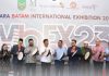 read news – Batam Internasional Exhibition (MBEX) 2023 Sukses Digelar Wali Kota sekaligus Kepala Badan Pengusahaan (BP) Batam, Muhammad Rudi, (kelima dari kiri) meresmikan Batam Internasional Exhibition (MBEX) 2023 di Mega Mall, Jumat (27/1/2023). MBEX 2023 itu digelar Majlis Amanah Rakyat (MARA) Malaysia dengan mendatangkan 50 pengusaha se-Malaysia. Rudi mengatakan kalau ada masalah, silakan sampaikan disampaikan untuk dicarikan solusinya. ( Foto : Abyaqsa ramadan - batamtv.com)