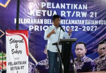 read news- Bundaran Punggur akan Dipugar Berdiameter 100 Wali Kota sekaligus Kepala Badan Pengusahaan (BP) Batam, Muhammad Rudi, akan menyampaikan apa yang dikeluhkan warganya. Di kepemimpinan Rudi, sejauh ini pusat kemacetan dan pusat ekonomi sudah dibenahi. Rudi akan mengungkapkan upaya yang sudah ia lakukan selama menjabat Wali Kota sekaligus Kepala BP Batam. Mulai Senin (9/1/2023) jalan di depan ini (Jalan Hang Tuah) sudah dibangun hingga Nongsa. Bahkan, bundaran Punggur dibangun berdiameter 100 meter. ( foto muhammad amin - batamtv.com )