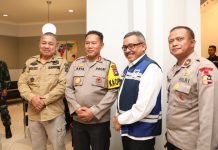 read news – Setdako Jefridin Bersyukur Pergantian Tahun Berjalan Damai, Aman serta Lancar Disampaikan oleh Sekretaris Daerah (Sekda) Kota Batam Jefridin Hamid (kedua dari kanan) usai mengikuti Pemantauan Pengamanan Malam Tahun Baru bersama Kapolri Jenderal Listyo Sigit Prabowo melalui Zoom Meeting, Sabtu (31/12) malam. Selain dipimpin langsung oleh Kapolri, rapat ini juga secara virtual juga Panglima TNI Laksamana Yudo Margono beserta jajarannya. ( foto : muhammad amin - batamtv.com)