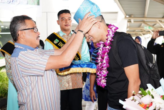 Wisman  dari Myanmar tiba di Batam  di Terminal Ferry Internasional Sekupang, Minggu (1/1/2023).  Para tamu  yang turun dari kapal feri tersebut dikalungkan bunga dan dipasangkan tanjak dan selendang oleh Jefiridin (kiri) didampingi Kepala Dinas Kebudayaan dan Pariwisata (Disbudpar) Kota Batam, Ardiwinata.  Kunjungan di awal tahun 2023 ini ke Kota Batam untuk untuk berwisata religi dan menikmati kuliner berupa seafood yang segar di Kota Batam.  ( foto abyaqsa ramadan batamtv.com)