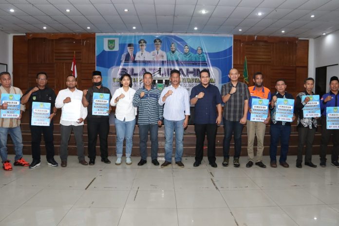 Walikota Batam, HM Rudi (ketujuh dari kiri) saat menghadiri pertemuan dan silaturahmi denga masyarakat dan RT RW se Kecematan Batuaji, Jumat ( 30/12/2022) ( foto abyaqsa ramadan - batamtv.com)