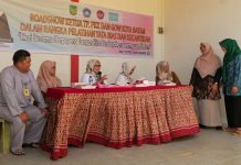 read news – Ibu Rumah Tangga dan Remaja Putri di Bengkong Ikuti Pelatihan Tata Rias Acara berbentuk Road Show Pelatihan Tata Rias tahun 2023 ini dihadiri langusung Wagub Kepri, Marlin Agustina ( ketiga dari kiri) di Fasum Bengkong Indah, Kecamatan Bengkong, Kota Batam, Selasa (3/1) pagi. Menurut Marlin Agustina pelatihan ini mungkin bukan skala besar. Tapi ini merupakan langkah kecil untuk sampai pada langkah besar. Jalan untuk terus memperkuat dan mempererat silaturahmi. ( foto : muhammad amin - batamtv.com)