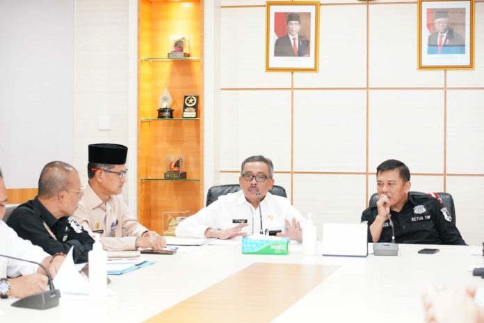 Rencana pemindahan home base PSPS Riau FC ke Batam disambut baik.  Mewakili Wali Kota Batam, Muhammad Rudi, Jefridin Hamid ( kedua dari kanan) selaku Setdako Batam  menyambut baik rencana pemindahan Home Base PSPS Riau FC ke Batam.  Adapun PSPS Riau FC kini berada di kasta kedua Liga Indonesia. Jefridin berharap, jika nantinya home base PSPS Riau FC pindah ke Batam akan meningkatkan sport tourism di wilayah tersebut. ( foto : abyaqsa ramadan - batamtv.com)