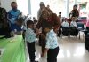 read news – Marlin Beri Motivasi kepada Walimurid, Lahirkan Generasi Cemerlang Bertempat di TK Satu Atap SDN 006 Kecamatan Galang , Marlin Agustina *gamis cokelat) sang Bunda PAUD Kota Batam ini hadir untuk bersilaturrahmi bersama wali murid di sana, Rabu (4/1) pagi. Bersama anak anak, juga bermain dan memotivasi para pelajar Taman Kanak-kanak. Marlin Agustina Rudi mengajak kepada wali murid disana untuk terus bergerak untuk melahirkan generasi Kepri yang cemerlang dan gemilang. Generasi yang memiliki daya saing dan kepekaan sosial terhadap masalah-masalah di lingkungan sekitar. ( foto : muhammad amin - batamtv.com)