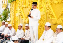 read news – Jefridin Hadiri Zikir dan Istigotsah Memasuki Tahun 2023 Setdako Batam, Jefridin hadir dalam Acara pelantikan Forum Kerukunan Umat Beragama (FKUB) Kota Batam. Dengan kehadiran forum ini. Ia berharap tolerasi beragama dapat terus terjaga yang selama ini sudah berjalan sangat baik. Acara zikir dalam memperingati Hari Amal Bhakti (HAB) Kementerian Agama Tahun 2023 yang diselenggarakan di Halaman Kantor Kementerian Agama Batam, Sekupang, Sabtu (31/12/2022). ( foto : abyaqsa ramadan - batamtv.com)
