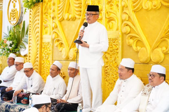 Setdako Batam, Jefridin hadir dalam Acara pelantikan Forum Kerukunan Umat Beragama (FKUB) Kota Batam. Dengan kehadiran forum ini. Ia berharap tolerasi beragama dapat terus terjaga yang selama ini sudah berjalan sangat baik. Acara zikir dalam memperingati Hari Amal Bhakti (HAB) Kementerian Agama Tahun 2023 yang diselenggarakan di Halaman Kantor Kementerian Agama Batam, Sekupang, Sabtu (31/12/2022). ( foto : abyaqsa ramadan - batamtv.com)
