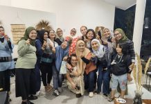 read news – Ini Cara Bu Wagub Melepas Penat dan Lelah bersama Jurnalis Perempuan Batam Tak hanya menghadiri kegiatan resminya saja, Wagub Kepri Marlin Agustina juga menyempatkan diri untuk mencoba melepas penat dengan tertawa lepas ketika bersilaturahmi dengan Jurnalis Perempuan (Jupe) Batam di Keboon Kopi, Palm Spring, Batamcenter, Kota Batam, Rabu (4/1/2023) petang. Saat berjumpa dengan pewarta perempuan media Batam, Marlin yang sangat konsen memperjuangkan nasib kaum perempuan ini, mengaku asyik saat berkomunikasi dengan pilar demokrasi keempat tersebut. ( foto : muhammad amin - batamtv.com)