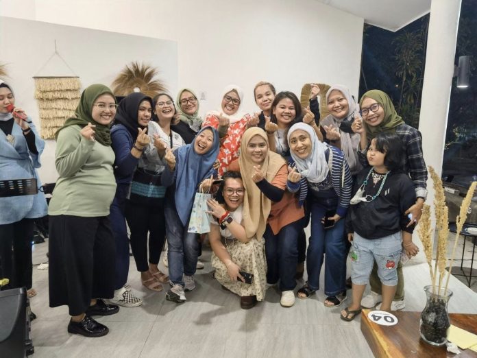 Tak hanya menghadiri kegiatan resminya saja, Wagub Kepri Marlin Agustina juga menyempatkan diri untuk mencoba melepas penat dengan tertawa lepas ketika bersilaturahmi dengan Jurnalis Perempuan (Jupe) Batam di Keboon Kopi, Palm Spring, Batamcenter, Kota Batam, Rabu (4/1/2023) petang. Saat berjumpa dengan pewarta perempuan media Batam,  Marlin yang sangat konsen memperjuangkan nasib kaum perempuan ini, mengaku asyik saat berkomunikasi dengan pilar demokrasi keempat tersebut. ( foto : muhammad amin - batamtv.com)
