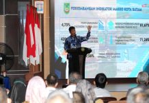read news- Rencana Pembangunan Pemko Batam, HM Rudi Minta Masukan ke Tokoh Masyarakat Walikota Batam Muhammad Rudi saat hadir dalam Forum Konsultasi Publik Ranwal RKPD 2024 . Forum ini dalam rangka untuk meminta masukan kepada tokoh masyarakat, akedemisi, Forkopimda dan stake holder lainnya dalam pembangunan Batam, Senin (9/1/2022) di Batam. Melalui kegiatan seperti ini, pihaknya ingin dalam APBD 2024 nantinya tidak terjadi masalah. ( foto : muhammad amin - batamtv.com)