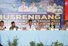 read news – Waga Bengkong Keluhkan soal Banjir di Musrenbang Wali Kota Batam, Muhammad Rudi (tenah pegang mix) saat hadir langsung pada musyawarah rencana pembangunan (Musrenbang) tingkat Kelurahan Sadai, Kecamatan Bengkong, Rabu (11/1/2023) malam. Saat Musrenbang di Kelurahan Sadai, Kecamatan Bengkong, Rudi menerima beberapa masukan dari RT/RW maupun juga warga. Salah satunya adalah permasalahan banjir yang terjadi di RT08/RW11. Rudi mengajak warga besok untuk tinjau langsung ke lapangan, drainasenya seperti apa. Sehingga penangannnya bisa tepat. ( foto : muhammad amin - batamtv.com)