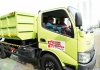read news – Jefridin Tancap Gas Dump Truck Sampah Baru Milik Pemko Batam Setdako Batam , Jefridin usai melakukan serahterima secara langsung bantuan satu unit dump truck Hino Dustro 300 pengangkut sampah dari Pasar Modal Indonesia dilakukan di Dataran Engku Putri, Kamis (12/1/2023). Jefridin juga melakukan test drive mobil dumtruck membuang sampah tersebut . ( foto : abyaqsa ramadan - batamtv.com)