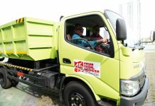 read news – Jefridin Tancap Gas Dump Truck Sampah Baru Milik Pemko Batam Setdako Batam , Jefridin usai melakukan serahterima secara langsung bantuan satu unit dump truck Hino Dustro 300 pengangkut sampah dari Pasar Modal Indonesia dilakukan di Dataran Engku Putri, Kamis (12/1/2023). Jefridin juga melakukan test drive mobil dumtruck membuang sampah tersebut . ( foto : abyaqsa ramadan - batamtv.com)