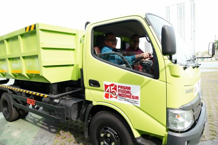 Setdako Batam , Jefridin usai melakukan serahterima  secara langsung bantuan satu unit dump truck Hino Dustro 300 pengangkut sampah dari Pasar Modal Indonesia dilakukan di Dataran Engku Putri, Kamis (12/1/2023). Jefridin juga melakukan test drive  mobil dumtruck membuang sampah tersebut . ( foto : abyaqsa ramadan -  batamtv.com)