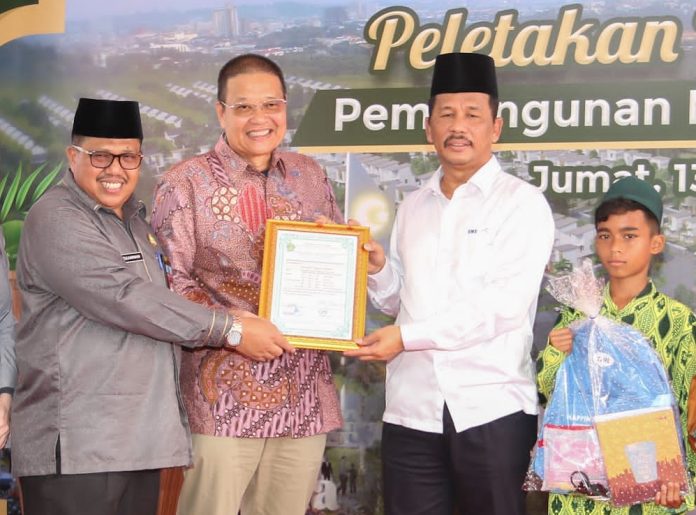 Saat peletakan batu pertama, Walikota Batam Muhammad Rudi (kanan) menyambut baik rencana pembangunan Masjid Hagia Sophia di area yang bakal dibangun Emirates Residence Tiban Indah, Sekupang. Dua mengucapkan terimakasih karena telah merencanakan pembangunan masjid ini Jumat (13/1/2023). ( foto : abyaqsa ramadan - batamtv.com)