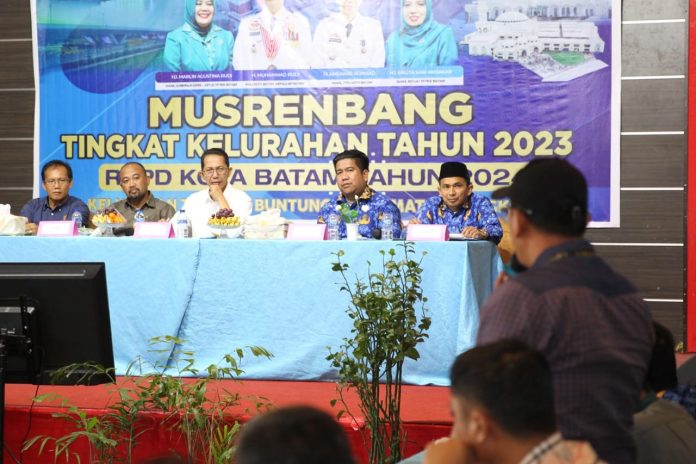 ( foto : abyaqsa ramadan - batamtv.com) Wakil Walikota Batam Amsakar Ahmad (ketiga dari kiri) mengatakan dalam musrenbang Kelurahan Tanjung Buntung Kecamatan Bengkong di sebelah sorenya, Rabu (18/1/2023), merasa senang saat melihat ramainya warga yang hadir di musrenbang tersebut. Amsakar pun menjelaskan secara gamblang mekanisne usulan pembangunan melalui musrenbang. Usulan melalui musrenbang kelurahan ini akan diadu dan ditapis lagi di musrenbang kecamatan. Nanti akan didapat usulan pembangunan mana yang diprioritaskan. ( foto : abyaqsa ramadan - batamtv.com)