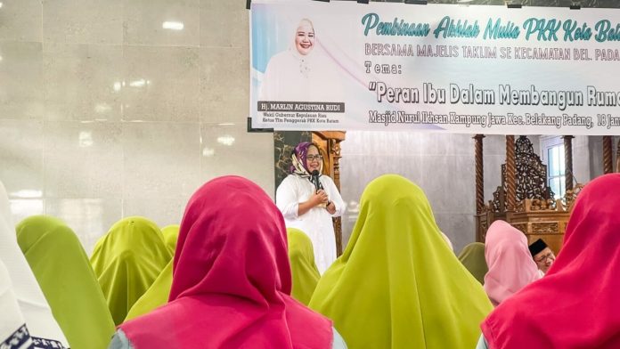 Wagub Kepri, Marlin Agustina (pegang mix) menyambangi ibu ibu PKK di  Masjid Nurul Ikhsan Kampung Jawa, Sekanak Raya, Pulau Belakangpadang, Kota Batam, Rabu (18/1). Wagub Marlin  menghadiri acara Pembinaan Akhlak Mulia Tim Penggerak PKK Kota Batam di masjid tersebut.  Marlin Agustina Rudi mengatakan peran ibu tiada terganti. Kaum ibu selalu tangguh dalam segala situasi. Mereka selalu punya solusi untuk mengatasi persoalan yang datang. ( foto : abyaqsa ramadan - batamtv.com)