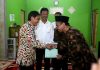 read news – Wakil Menteri ATR Serahkan Sertifikat Tanah untuk Pesantren Penyerahan sertifikat dilakukan oleh Wakil Menteri ATR/BPN Raja Juli Antoni (kiri) yang menyerahkan sertifikat tanah ke Pondok Pesantren Baitul Qur’an didampingi Wali Kota Batam Haji Muhammad Rudi, Kamis (19/1/2023). Wamen menjelaskan bahwa program sertifikat yang diserahkan kepada Ponpes tersebut merupakan bagian dari Program PTSL (pendaftaran tanah sistematis lengkap). Selain lembaga pendidikan, sertifikasi juga diarahkan untuk rumah ibadah. ( foto : abyaqsa ramadan - batamtv.com)