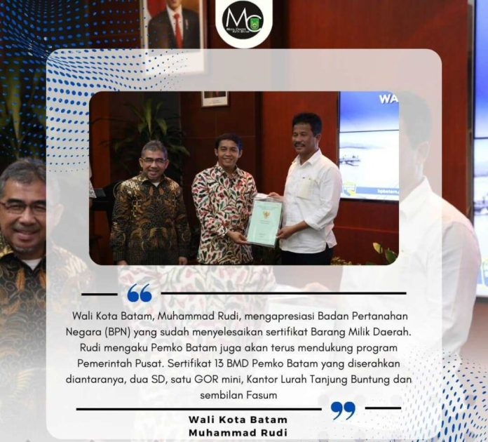 Wali Kota Batam, Muhammad Rudi (kanan), mengapresiasi Badan Pertanahan Negara (BPN) yang sudah menyelesaikan sertifikat Barang Milik Daerah (BMD). Secara simbolis, sertifikat 13 BMD diserahkan oleh Wakil Menteri ATR/BPN Raja Juli Antoni (tengah) Kamis (19/1/2023).Adapun, sertifikat 13 BMD Pemko Batam yang diserahkan berupa dua SD, satu GOR mini, Kantor Lurah Tanjung Buntung, dan sembilan Fasum. ( foto : abyaqsa ramadan - batamtv.com)