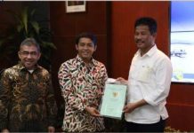 read news – Wamen ATR/BPN Serahkan 13 Sertifikat Barang Milik Daerah (BMD) ke Walikota Batam Wali Kota Batam, Muhammad Rudi (kanan), mengapresiasi Badan Pertanahan Negara (BPN) yang sudah menyelesaikan sertifikat Barang Milik Daerah (BMD). Secara simbolis, sertifikat 13 BMD diserahkan oleh Wakil Menteri ATR/BPN Raja Juli Antoni (tengah) Kamis (19/1/2023).Adapun, sertifikat 13 BMD Pemko Batam yang diserahkan berupa dua SD, satu GOR mini, Kantor Lurah Tanjung Buntung, dan sembilan Fasum. ( foto : abyaqsa ramadan - batamtv.com)