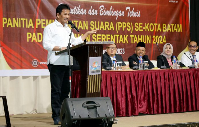 Wali Kota Batam, Muhammad Rudi dalam acara Pelantikan Anggota Panitia Pemungutan Suara (PPS) di Hotel Pacific Palace Batam, Selasa (24/1/2023). HM Rudi mengajak semua masyarakat Batam untuk menyukseskan Pemilihan Umum (Pemilu) 2024 di Kota Batam. HM rudi  terus mengajak semua pihak demi kesuksesan penyelenggaraan Pemilu 2024 di Batam. ( foto : muhammad amin - batamtv.com)