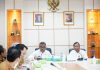 read news – Gerbang Bandara Hang Nadim Bakal Direnovasi Setdako Batam Jefridin (berkacamata) saat memimpin Rapat Koordinasi Pembongkaran Bangunan Gerbang Bandara Hang Nadim dan Tiang Bendera Bundaran Punggur di Kantor Wali Kota Batam, Selasa (24/1/2023). Pemandangan masuk ke bandara akan dipercantik . ( foto : abyaqsa ramadan - batamtv.com)