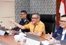 read news – Jefridin Buka Raker Karang Taruna Kota Batam Sekretaris Daerah (Sekda) Kota Batam, Jefridin Hamid ( tengah) selaku Ketua Majelis Pertimbangan Karang Taruna (MPKT) membuka Rapat Kerja (Raker) Karang Taruna Kota Batam Minggu (29/1/2023). Dalam sambutannya Jefridin menyampaikan Karang Taruna merupakan organisasi kepemudaan di Indonesia yang dibentuk oleh masyarakat sebagai wadah generasi muda untuk mengembangkan diri, tumbuh, dan berkembang atas dasar kesadaran. (Foto : muhammad amin - batamtv.com)