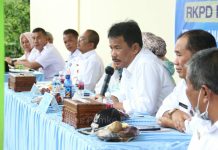 read news – Warga Sijantung Galang Sampaikan Usulan Pembangunan ke Walikota Batam Musrenbang di Kelurahan Sijantung pada Rabu (25/1/2023) dihadiri Walikota Batam, HM rudi (pegang mix) . Menurutnya usulan-usulan masyarakat yang menjadi kewenangan Provinsi Kepri, nantinya juga akan ditindaklanjuti. Sehingga dipastikan juga akan dibahas bersama OPD terkait. Rudi menajak warga terus dukung pembangunan yang saat ini dilakukan oleh pemerintah. Muhammad Rudi yang hadir Musrenbang antusias mendengarkan usulan-usulan pembangunan dari masyarakat. ( foto : muhammad amin - batamtv.com)