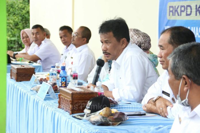 Musrenbang di Kelurahan Sijantung pada Rabu (25/1/2023) dihadiri Walikota Batam, HM rudi (pegang mix) .  Menurutnya usulan-usulan masyarakat yang menjadi kewenangan Provinsi Kepri, nantinya juga akan ditindaklanjuti. Sehingga dipastikan juga akan dibahas bersama OPD terkait. Rudi menajak warga   terus dukung pembangunan yang saat ini dilakukan oleh pemerintah.  Muhammad Rudi yang hadir Musrenbang antusias mendengarkan  usulan-usulan pembangunan dari masyarakat. ( foto : muhammad amin - batamtv.com)