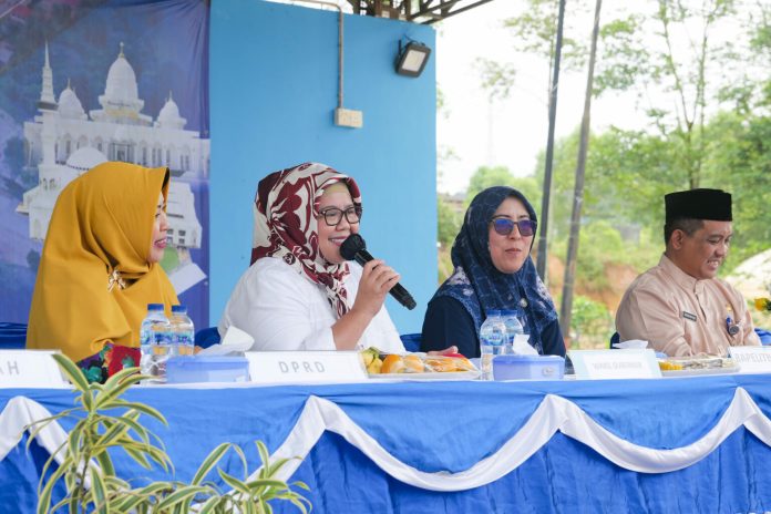 Wagub Kepri (kedua dari kiri) sat menghadiri musrenbang Kelurahan Tiban Indah Sekupang, Kota Batam, Senin (30/1/2023) (Foto : abyaqsa ramadan - batamtv.com)