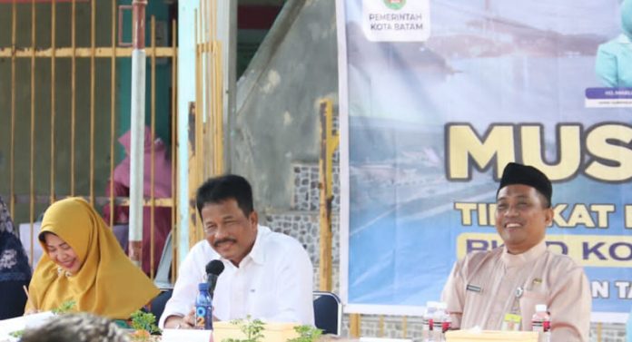 Wali Kota Batam  Muhammad Rudi (tengah) menyampaikan  keseriusannya untuk merealisasikan proyek kereta api cepat atau Light Rail Train (LRT) di Kota Batam.  Rencana itu dia tegaskan lagi di sela-sela memimpin musyawarah rencana pembangunan (musrenbang) tingkat Kelurahan Tanjung Riau di halaman Masjid Nurul Huda, Tanjung Riau, Jumat (27/1/2023) pagi. ( Foto : muhammad amin - batamtv.com)