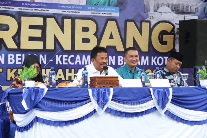 Walikotya Batam HM Rudi (tengah pegang mix) saat gelaran Musrenbang Tingkat Kelurahan Belian Tahun 2023 digelar di Lapangan Fasum RT 01 RW 02 Kampung Tua Belian, Kamis (26/1/2023). Dalam laporannya, Lurah Belian Muhammad Farhan menyampaikan pada tahun 2023 ini sebanyak 102 paket akan dikerjakan di Kelurahan Belian. Sementara tahun 2024, yang kini sedang dibahas direncanakan 30 paket PSPK dan 10 non PSPK. ( Foto : muhammad amin - batamtv.com)