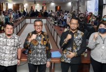 read news – Pemko Batam Sukseskan E-Katalog Lokal Batam Sekretaris Daerah (Sekda) Kota Batam Jefridin Hamid, (kedua dari kiri) dalam diseminasi Kebijakan Katalog Elektronik dan Pencantuman Produk pada Katalog Elektronik di Kantor Wali Kota Batam, Kamis (26/1/2023). Jefridin mengatakan Pemerintah Kota Batam juga telah menerapkan sistem non tunai, mulai dari belanja hingga Pendapatan Asli Daerah (Pajak dan Retribusi Daerah). ( foto : abyaqsa ramadan - batamtv.com)