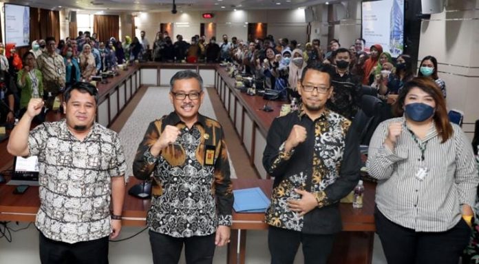 Sekretaris Daerah (Sekda) Kota Batam Jefridin Hamid, (kedua dari kiri)  dalam diseminasi Kebijakan Katalog Elektronik dan Pencantuman Produk pada Katalog Elektronik di Kantor Wali Kota Batam, Kamis (26/1/2023). Jefridin mengatakan Pemerintah Kota Batam juga telah menerapkan sistem non tunai, mulai dari belanja hingga Pendapatan Asli Daerah (Pajak dan Retribusi Daerah). ( foto : abyaqsa ramadan - batamtv.com)  