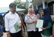 read news – Walikota Batam Pastikan Pembangunan Menyentuh Warga Pesisir HMR dan Marlin juga menyerahkan sebanyak 171 sertifikat tanah gratis kepada warga di Kelurahan Karas usai Musrenbang yang berlangsung Selasa (23/1/2023) . Sertifikat ini sebagai legalitas kepemilikan lahan yang saat ini dimiliki oleh warga.(foto : muhammad amin - batamtv.com)