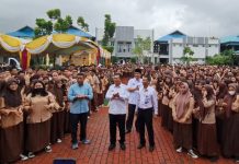 read news – Gubernur Kepri Resmikan Bangunan di SMAN 8 Bengkong Gubernur Kepri, Ansar Ahmad saat tiba di sekolah, untuk meresmikan Bangunan DAK 2 lantai dengan 6 ruang kelas baru SMAN 8 Bengkong Sadai Kota Batam, Rabu (25/1). Saat ini SMAN 8 Bengkong adalah sekolah dengan jumlah siswa terbanyak se Kepri yaitu dengan 2.124 orang murid. Mereka tergabung dalam 50 rombongan belajar, dengan 98 tenaga pendidik dan kependidikan. ( foto : abyaqsa ramadan - batamtv.com)