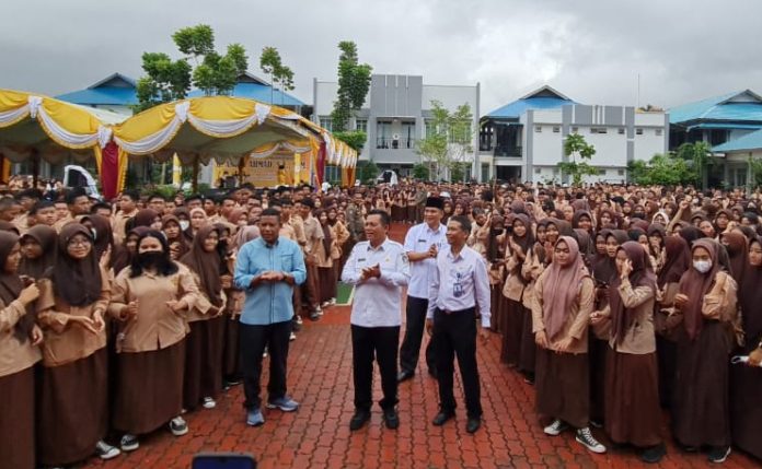 Gubernur Kepri, Ansar Ahmad saat tiba di sekolah, untuk meresmikan Bangunan DAK 2 lantai dengan 6 ruang kelas baru SMAN 8 Bengkong Sadai Kota Batam, Rabu (25/1).  Saat ini SMAN 8 Bengkong adalah sekolah dengan jumlah siswa terbanyak se Kepri yaitu dengan 2.124 orang murid.  Mereka tergabung dalam 50 rombongan belajar, dengan 98 tenaga pendidik dan kependidikan. ( foto : abyaqsa ramadan - batamtv.com)