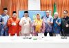 read news – Belajar Kelola PAD dari Batam, Wakil Bupati Gresik Diskusi dengan Sekdako Batam Jefridin Kabupaten Gresik ingin mengetahui dan belajar banyak dari Kota Batam, karena sama-sama sebagai Kota Industri dan Kawasan Ekonomi Khusus (KEK). Wakil Bupati Gresik, Dra. Hj. Aminatun Habibah, M.Pd (keempat dari kanan), bersama Setdako Batam Jefridin saat kunjungan kerja rombongan Pemerintah Kabupaten Gresik ke Kantor Wali Kota Batam, Jumat (13/1). ( foto : abyaqsa ramadan - batamtv.com)