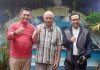 read news – Tanjungpiayu jadi Pusat Wisata Kuliner, Ini Respon Disbudpar Kepri Kepala Dinas Pariwisata Kepulauan Riau, Raja Heri Mokhrizal (kiri) usai berkunjung ke Pantai Piayu Laut, Senin (23/1/2023) siang. Dia merespon usulan Tanjungpiayu Laut yang hendak dijadikan pusat wisata kuliner halal yang dimunculkan oleh Ketua Komisi II DPRD Kepri, Wahyu Wahyudin (kanan). Menurutnya, Pantai Piayu Laut memang memiliki nilai jual yang cukup tinggi dengan pemandangan nan eksotis dan air laut yang bersih. ( foto : muhammad amin - batamtv.com)