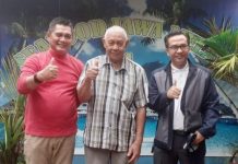 read news – Tanjungpiayu jadi Pusat Wisata Kuliner, Ini Respon Disbudpar Kepri Kepala Dinas Pariwisata Kepulauan Riau, Raja Heri Mokhrizal (kiri) usai berkunjung ke Pantai Piayu Laut, Senin (23/1/2023) siang. Dia merespon usulan Tanjungpiayu Laut yang hendak dijadikan pusat wisata kuliner halal yang dimunculkan oleh Ketua Komisi II DPRD Kepri, Wahyu Wahyudin (kanan). Menurutnya, Pantai Piayu Laut memang memiliki nilai jual yang cukup tinggi dengan pemandangan nan eksotis dan air laut yang bersih. ( foto : muhammad amin - batamtv.com)