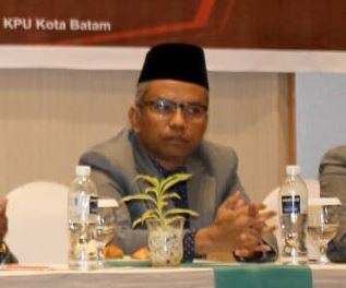 ( foto : abyaqsa ramadan - batamtv.com) Ketua KPU Kota Batam Martius, mengimbau PPK lekas berkoordinasi dengan seluruh stakeholder guna menyukseskan berbagai tahapan pemilu. Ke 60 anggota PPK Kota Batam diminta lekas berkoordinasi dengan seluruh stakeholder guna menyukseskan berbagai tahapan pemilu dan mulai bergegas, siapkan rencana dan berkoordinasi dengan seluruh stakeholder dan bekerjasama dengan seluruh stakeholder. ( foto : abyaqsa ramadan - batamtv.com)